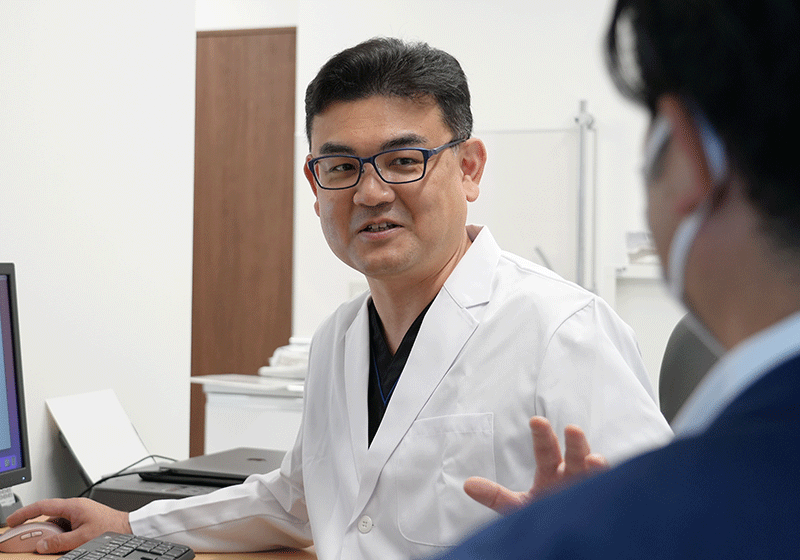 患者に説明する院長